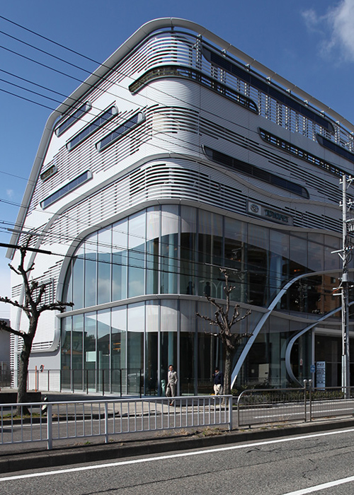 Nagoya Toyopet Dankei-dori Branch was featured in the April 2017 issue of Kindai Kenchiku (Modern Architecture).